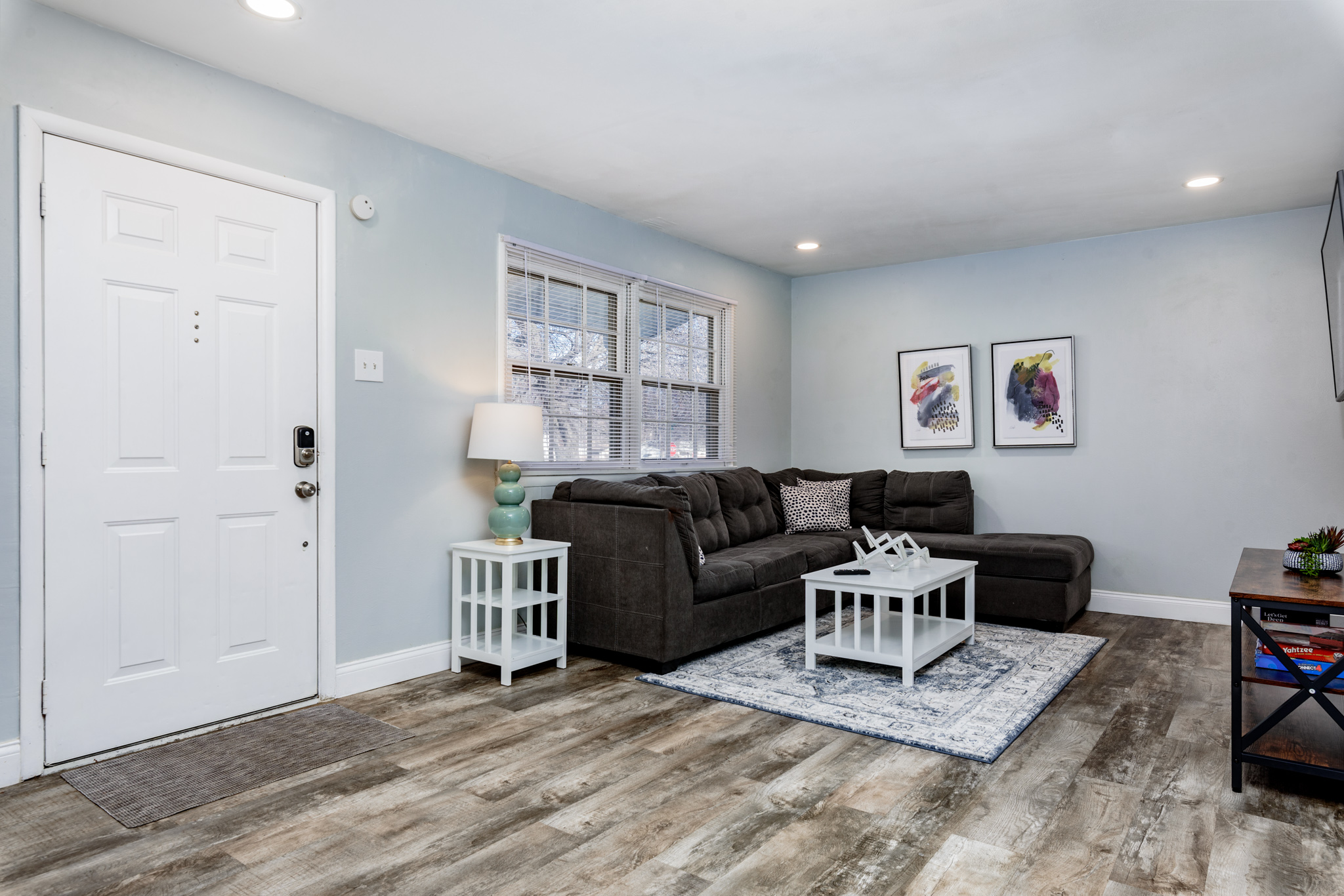 3 Bedrooms Bedrooms, ,1 BathroomBathrooms,Woodford Rentals,For Rent,1172