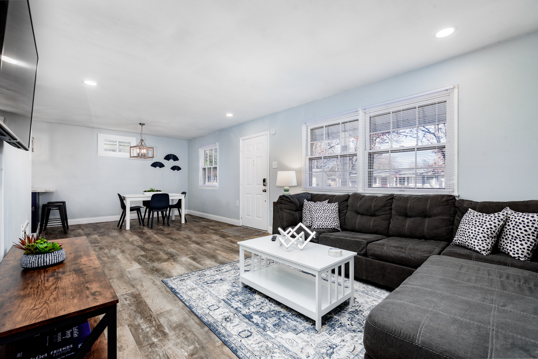 3 Bedrooms Bedrooms, ,1 BathroomBathrooms,Woodford Rentals,For Rent,1172