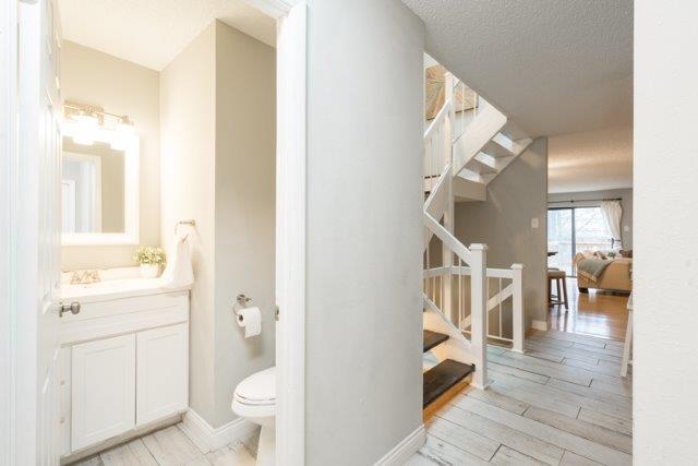 4 Bedrooms Bedrooms, ,2.5 BathroomsBathrooms,Woodford Rentals,For Rent,1208