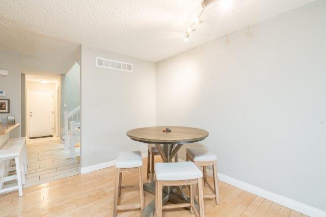 4 Bedrooms Bedrooms, ,2.5 BathroomsBathrooms,Woodford Rentals,For Rent,1208