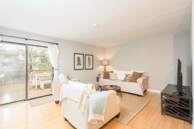 4 Bedrooms Bedrooms, ,2.5 BathroomsBathrooms,Woodford Rentals,For Rent,1208