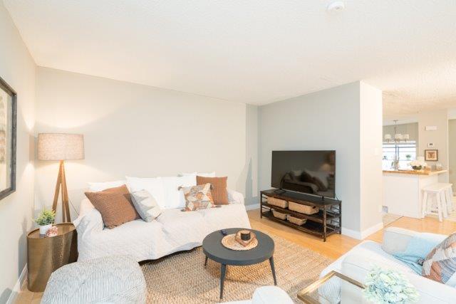 4 Bedrooms Bedrooms, ,2.5 BathroomsBathrooms,Woodford Rentals,For Rent,1208
