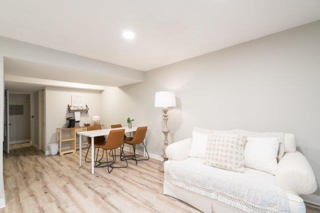 4 Bedrooms Bedrooms, ,2.5 BathroomsBathrooms,Woodford Rentals,For Rent,1208