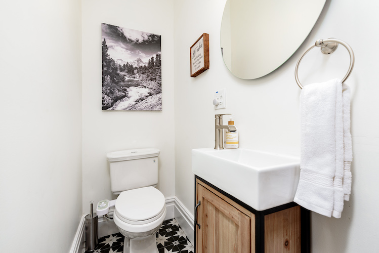 4 Bedrooms Bedrooms, ,1.5 BathroomsBathrooms,Woodford Rentals,For Rent,1274