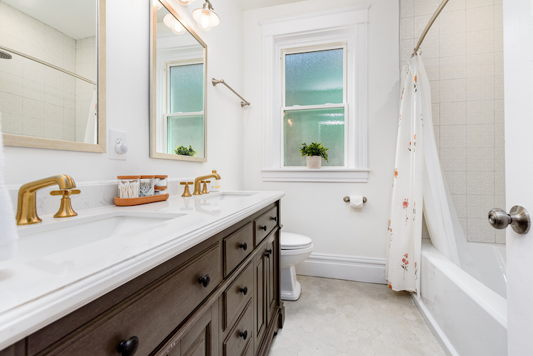 4 Bedrooms Bedrooms, ,1.5 BathroomsBathrooms,Woodford Rentals,For Rent,1274