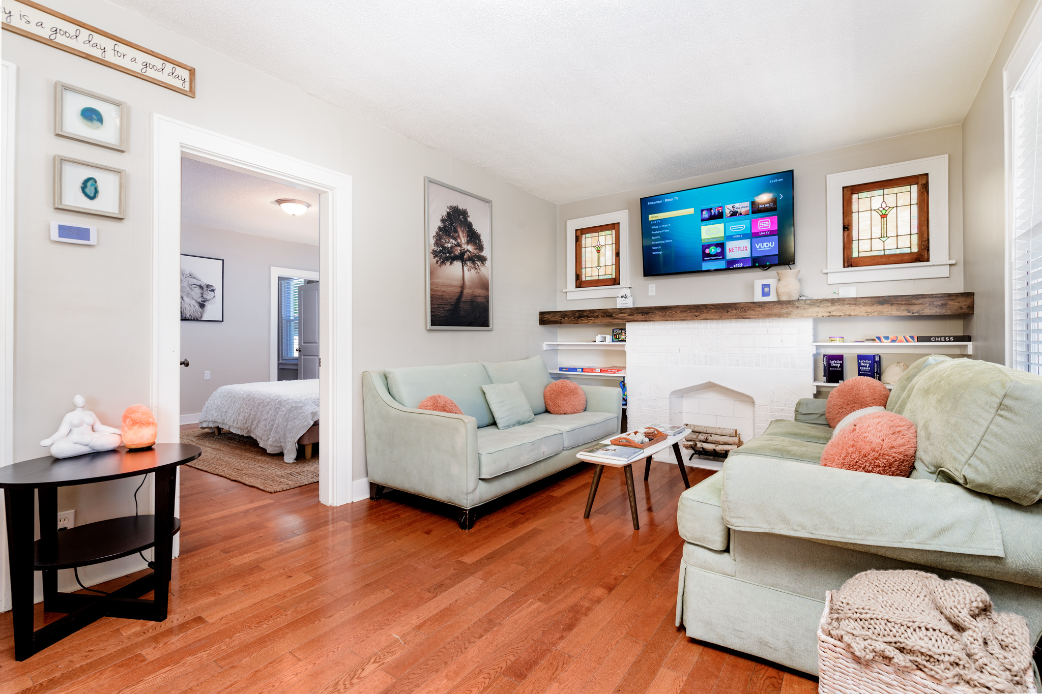 4 Bedrooms Bedrooms, ,2 BathroomsBathrooms,Woodford Rentals,For Rent,1290