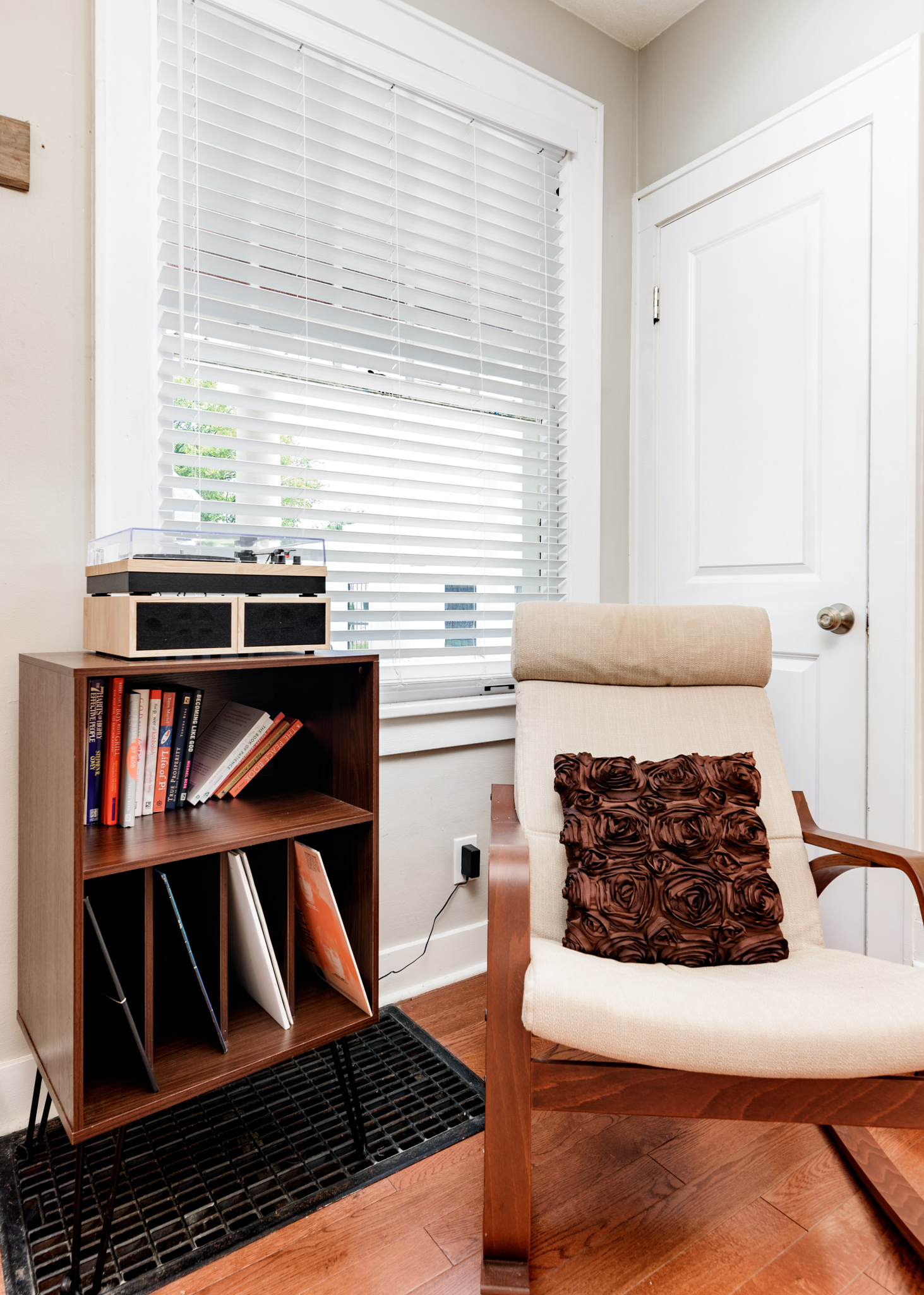 4 Bedrooms Bedrooms, ,2 BathroomsBathrooms,Woodford Rentals,For Rent,1290