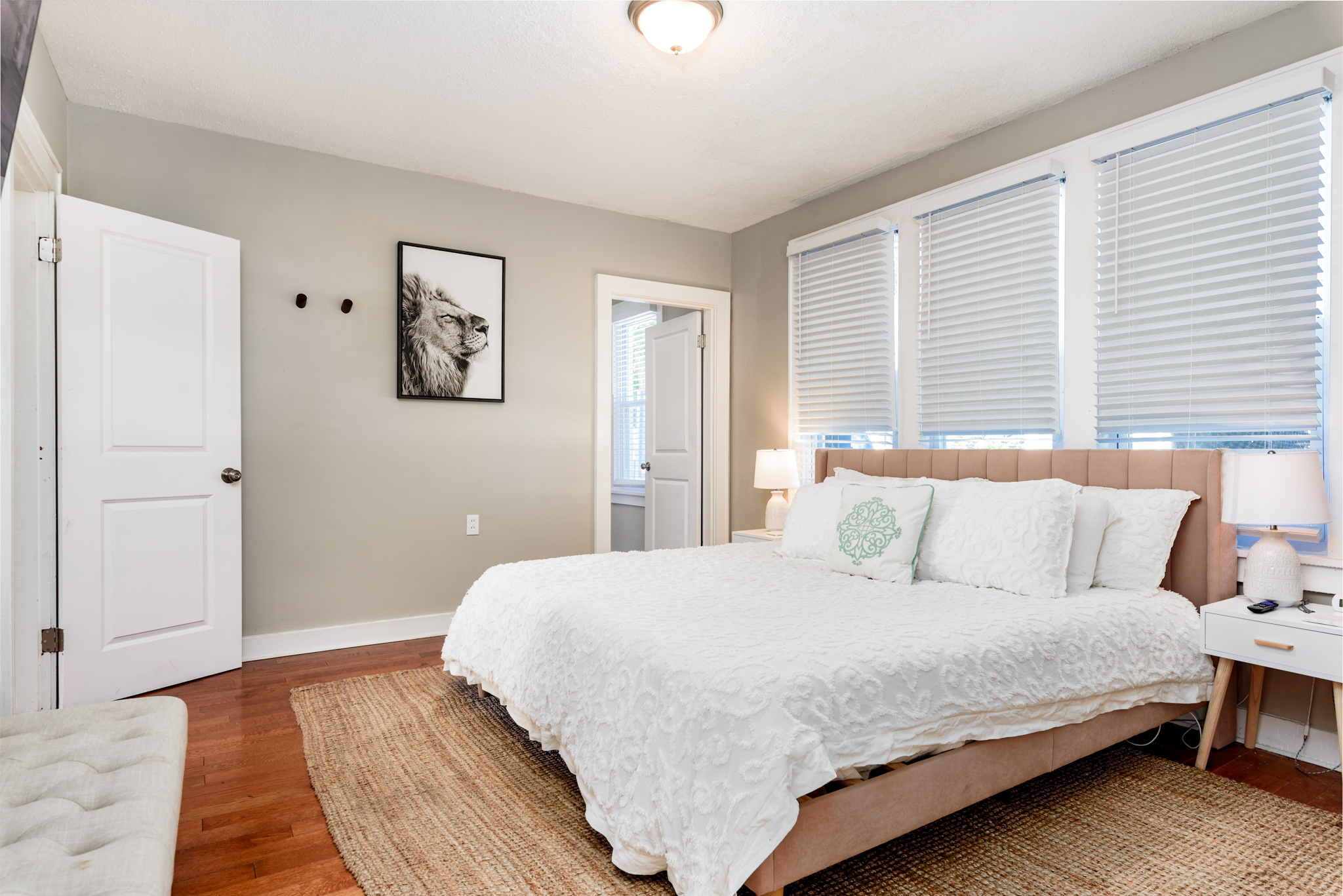 4 Bedrooms Bedrooms, ,2 BathroomsBathrooms,Woodford Rentals,For Rent,1290