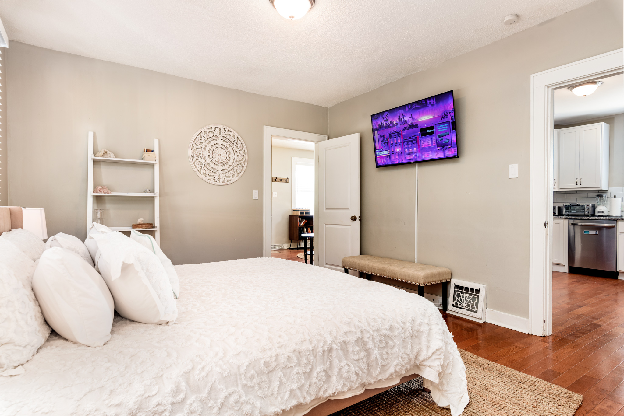 4 Bedrooms Bedrooms, ,2 BathroomsBathrooms,Woodford Rentals,For Rent,1290