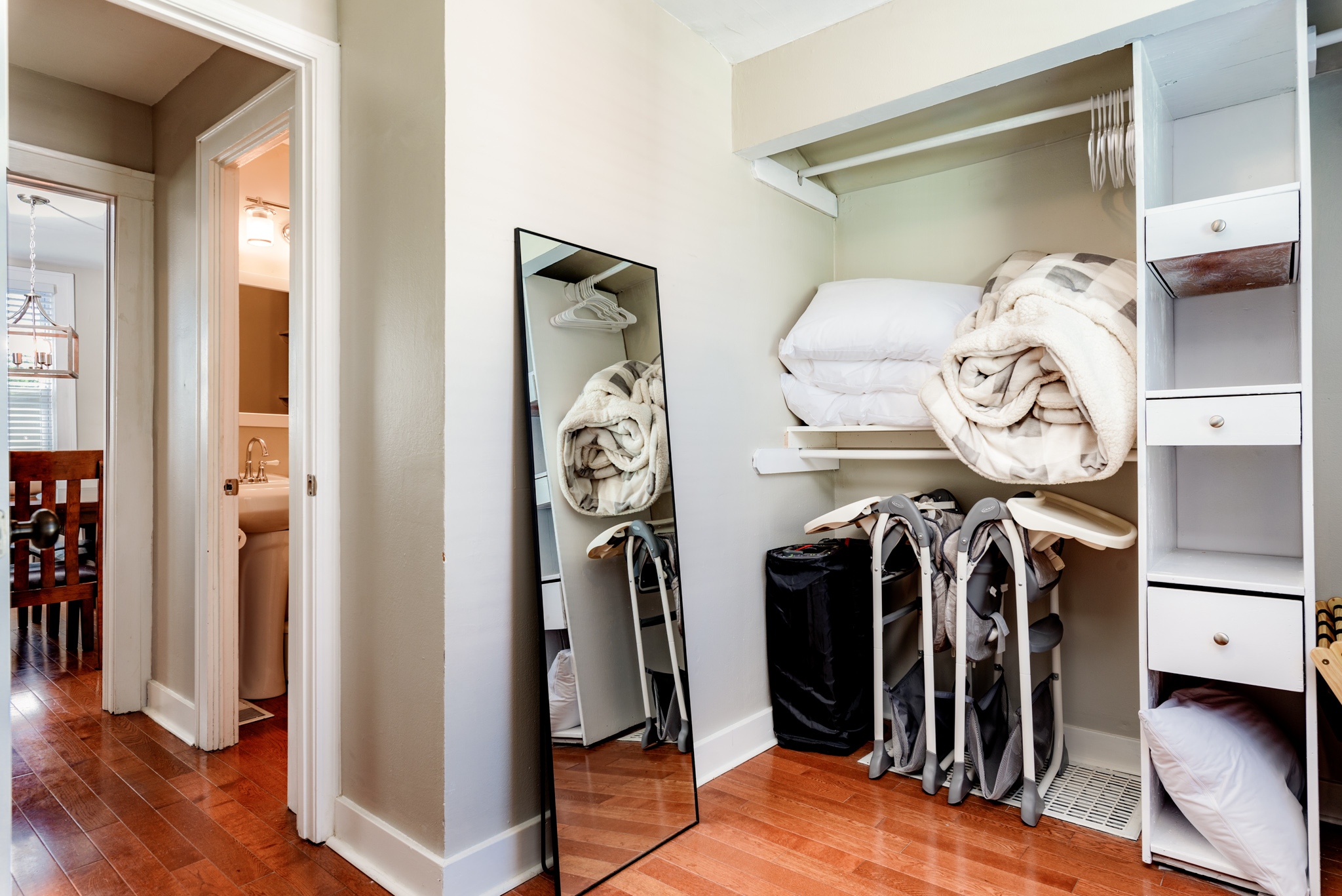 4 Bedrooms Bedrooms, ,2 BathroomsBathrooms,Woodford Rentals,For Rent,1290
