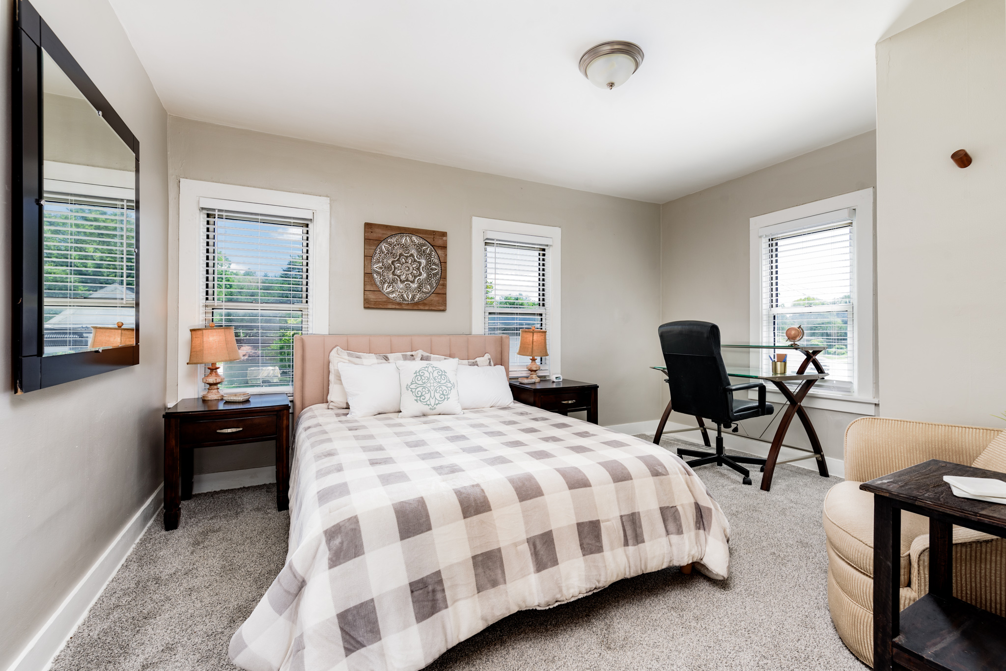 4 Bedrooms Bedrooms, ,2 BathroomsBathrooms,Woodford Rentals,For Rent,1290