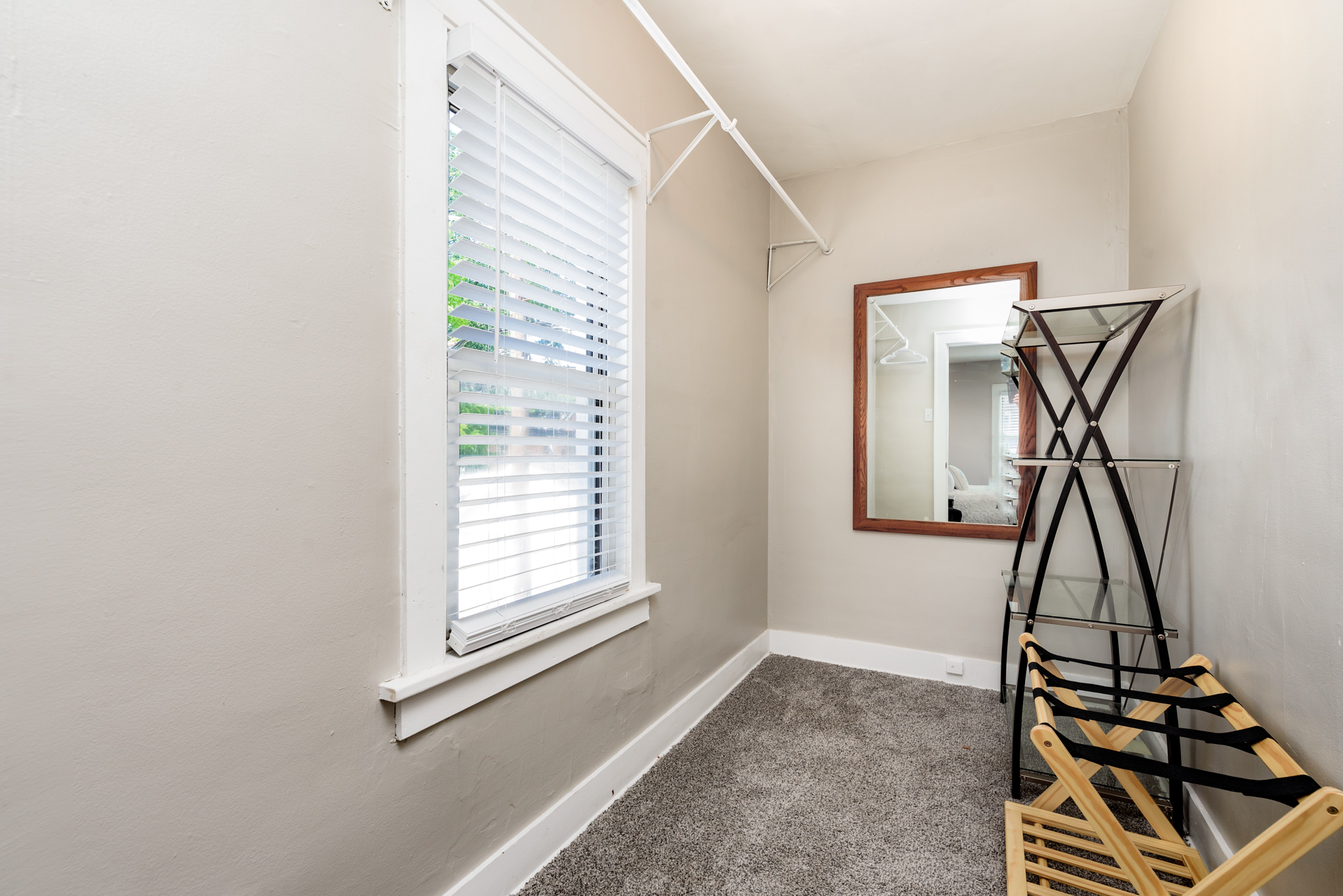 4 Bedrooms Bedrooms, ,2 BathroomsBathrooms,Woodford Rentals,For Rent,1290
