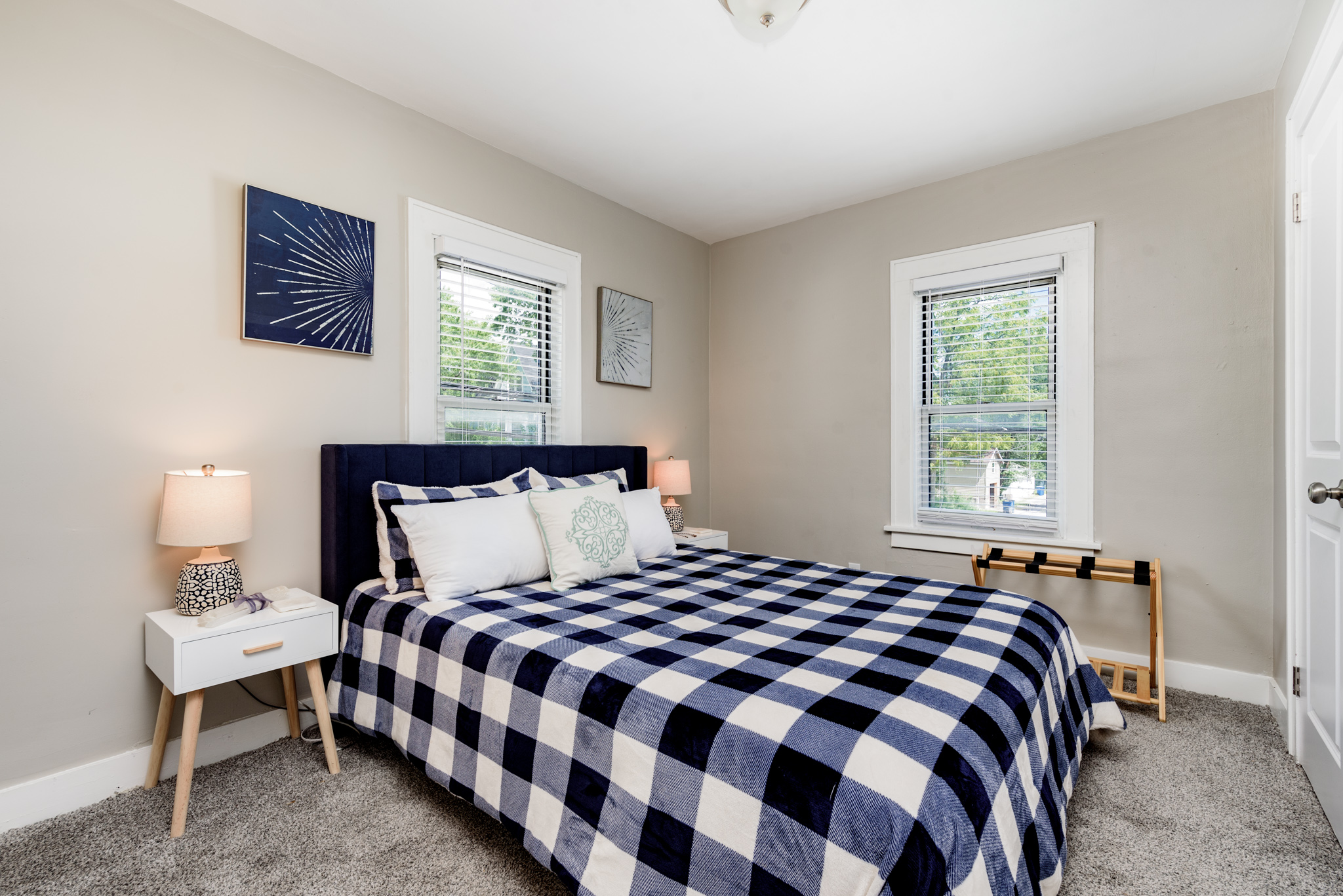 4 Bedrooms Bedrooms, ,2 BathroomsBathrooms,Woodford Rentals,For Rent,1290