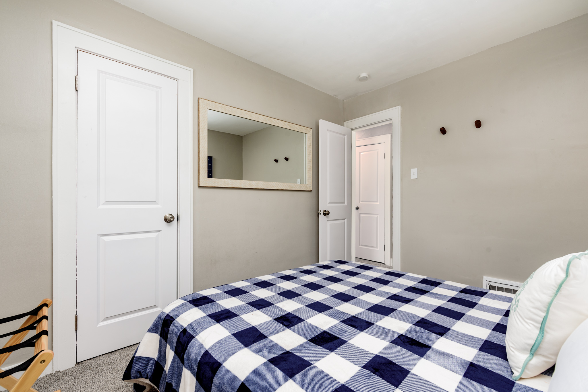 4 Bedrooms Bedrooms, ,2 BathroomsBathrooms,Woodford Rentals,For Rent,1290