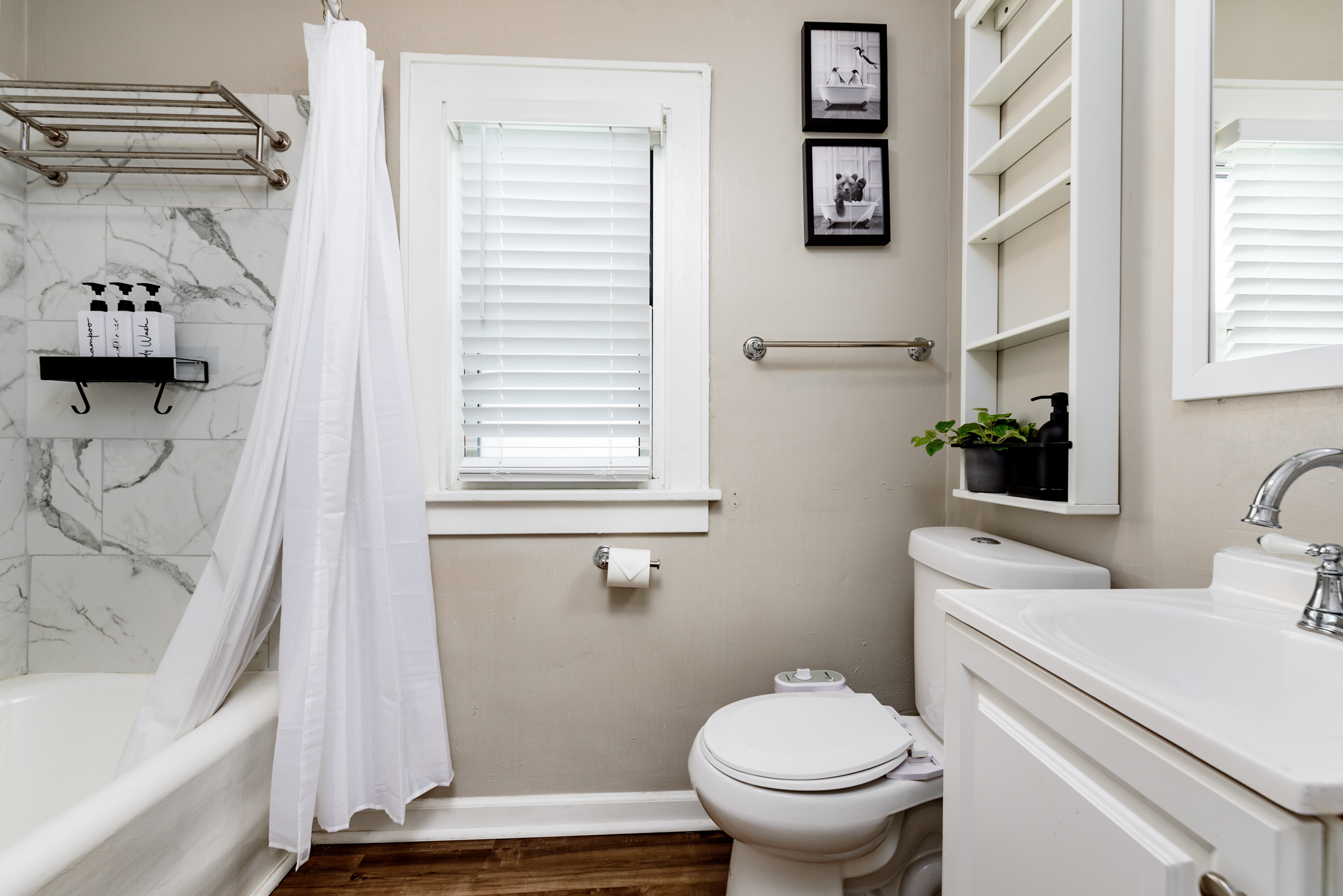 4 Bedrooms Bedrooms, ,2 BathroomsBathrooms,Woodford Rentals,For Rent,1290