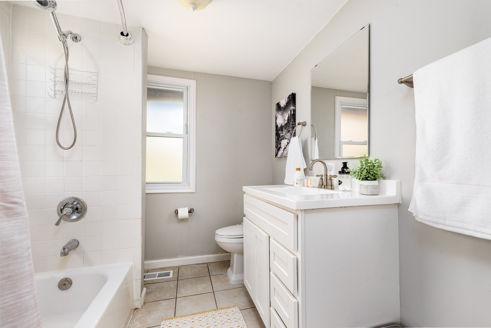 3 Bedrooms Bedrooms, ,1 BathroomBathrooms,Woodford Rentals,For Rent,1291