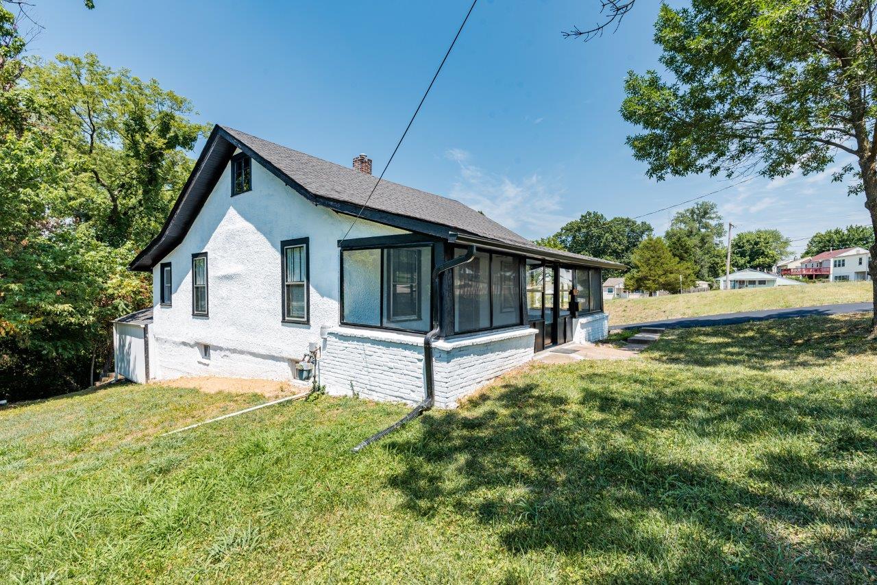 3 Bedrooms Bedrooms, ,1 BathroomBathrooms,Woodford Rentals,For Rent,1291