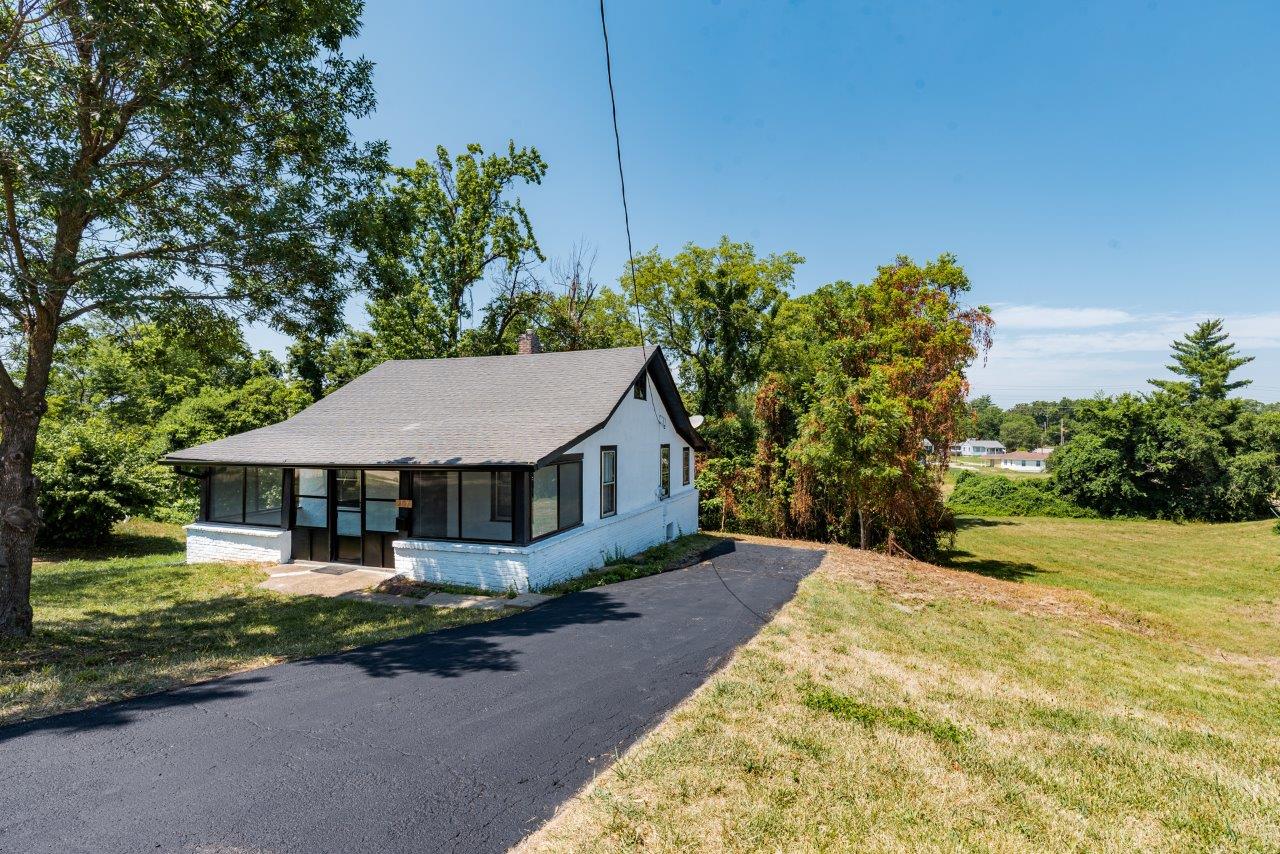 3 Bedrooms Bedrooms, ,1 BathroomBathrooms,Woodford Rentals,For Rent,1291