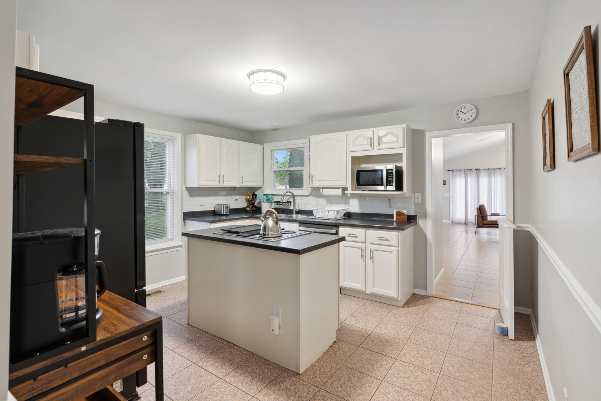 3 Bedrooms Bedrooms, ,2 BathroomsBathrooms,Woodford Rentals,For Rent,1292