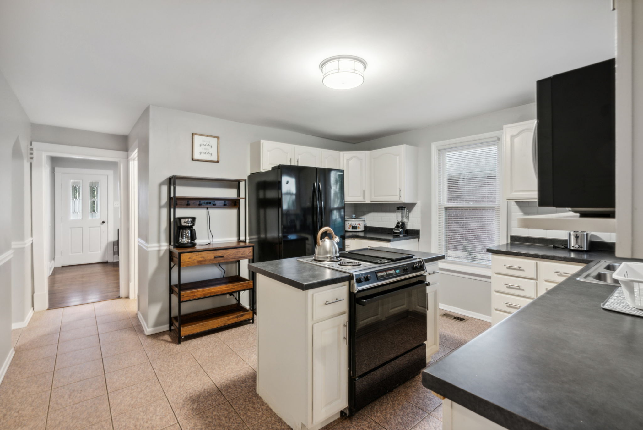 3 Bedrooms Bedrooms, ,2 BathroomsBathrooms,Woodford Rentals,For Rent,1292
