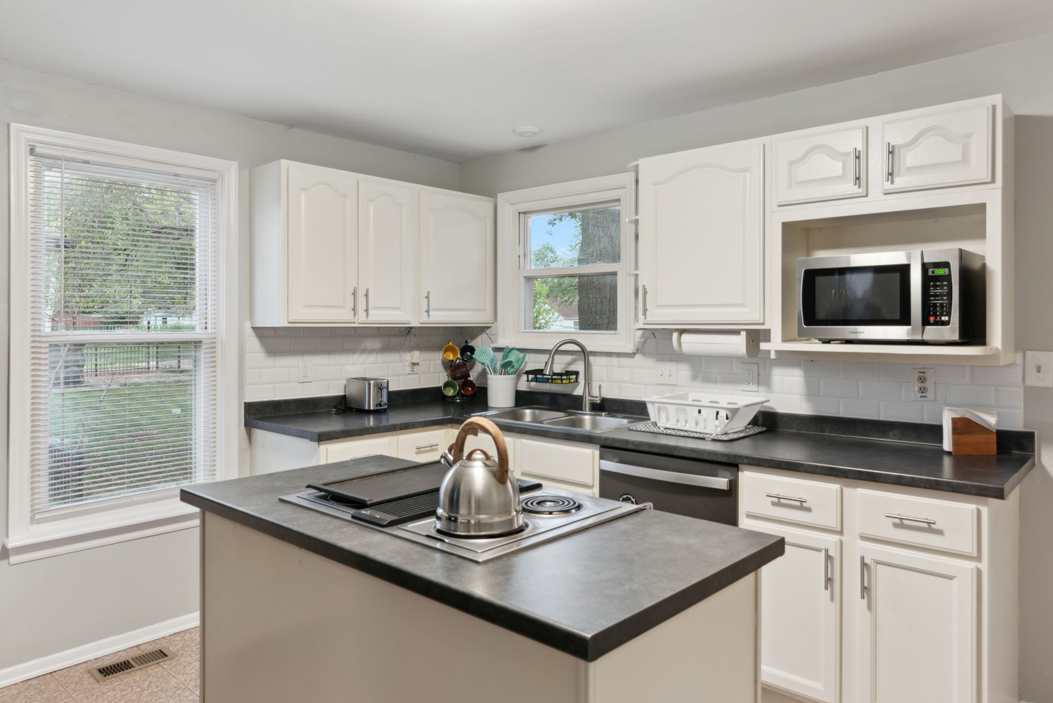 3 Bedrooms Bedrooms, ,2 BathroomsBathrooms,Woodford Rentals,For Rent,1292
