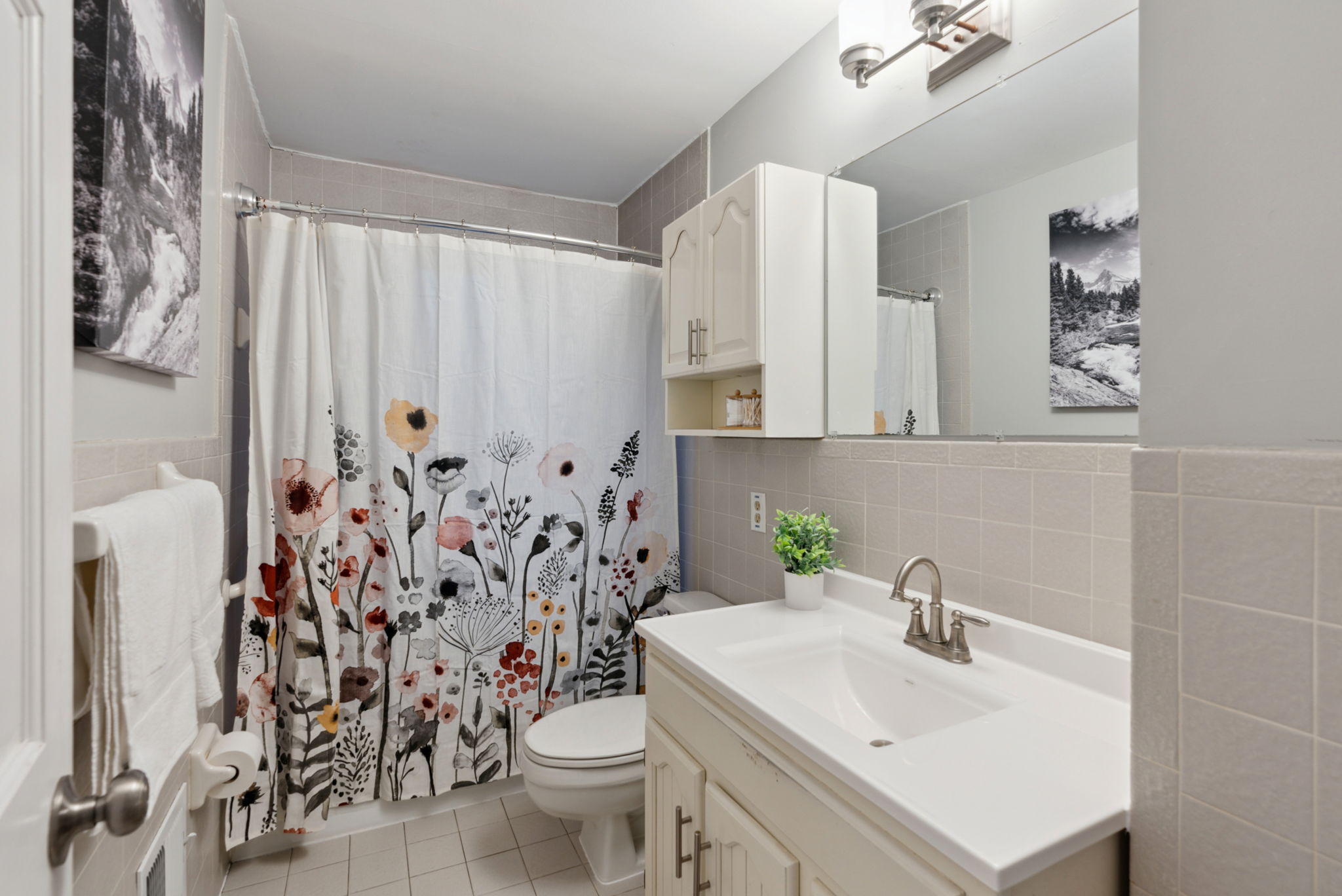 3 Bedrooms Bedrooms, ,2 BathroomsBathrooms,Woodford Rentals,For Rent,1292