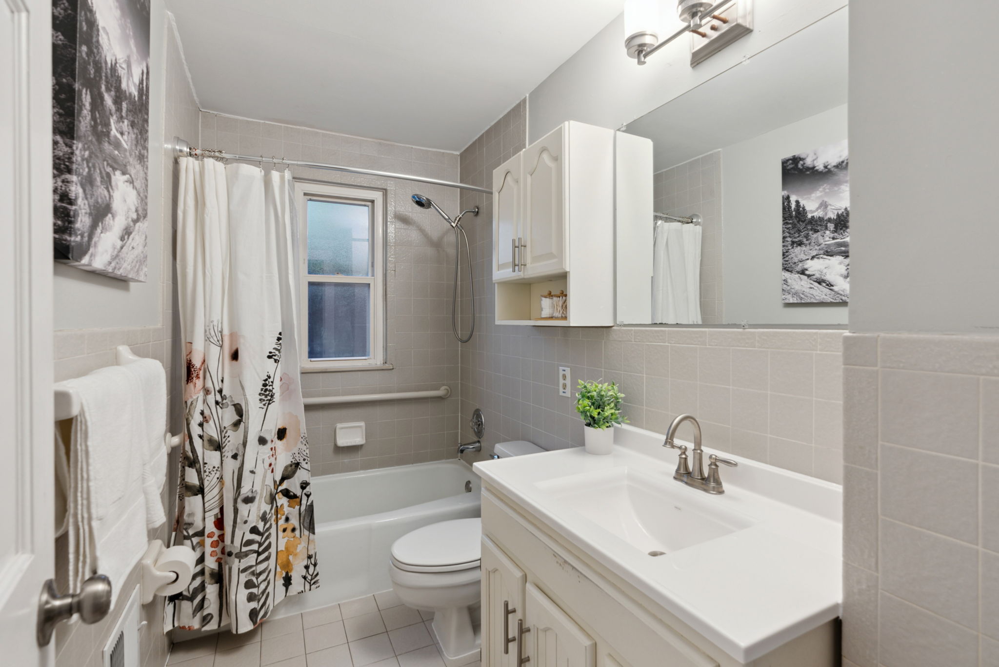 3 Bedrooms Bedrooms, ,2 BathroomsBathrooms,Woodford Rentals,For Rent,1292