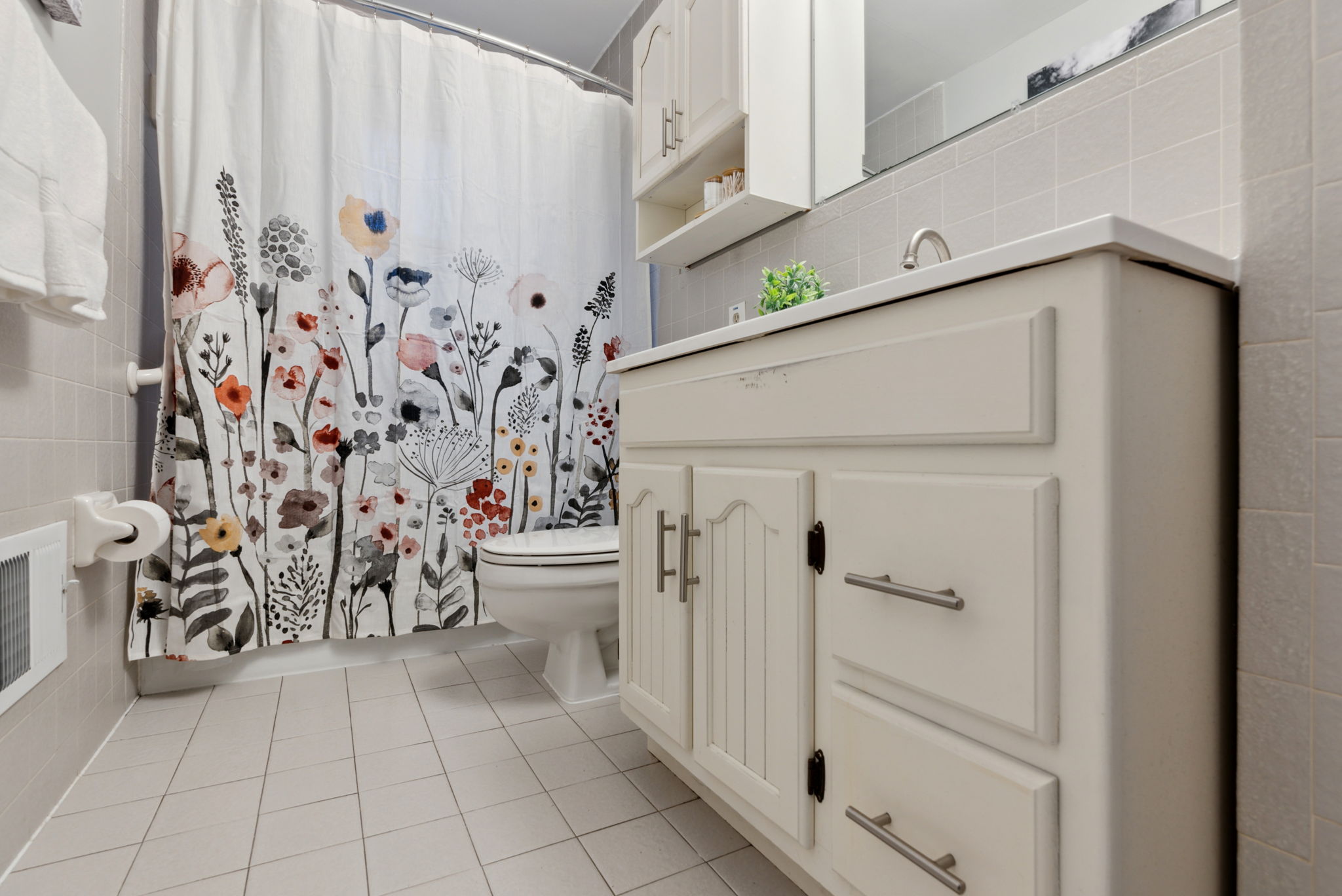 3 Bedrooms Bedrooms, ,2 BathroomsBathrooms,Woodford Rentals,For Rent,1292