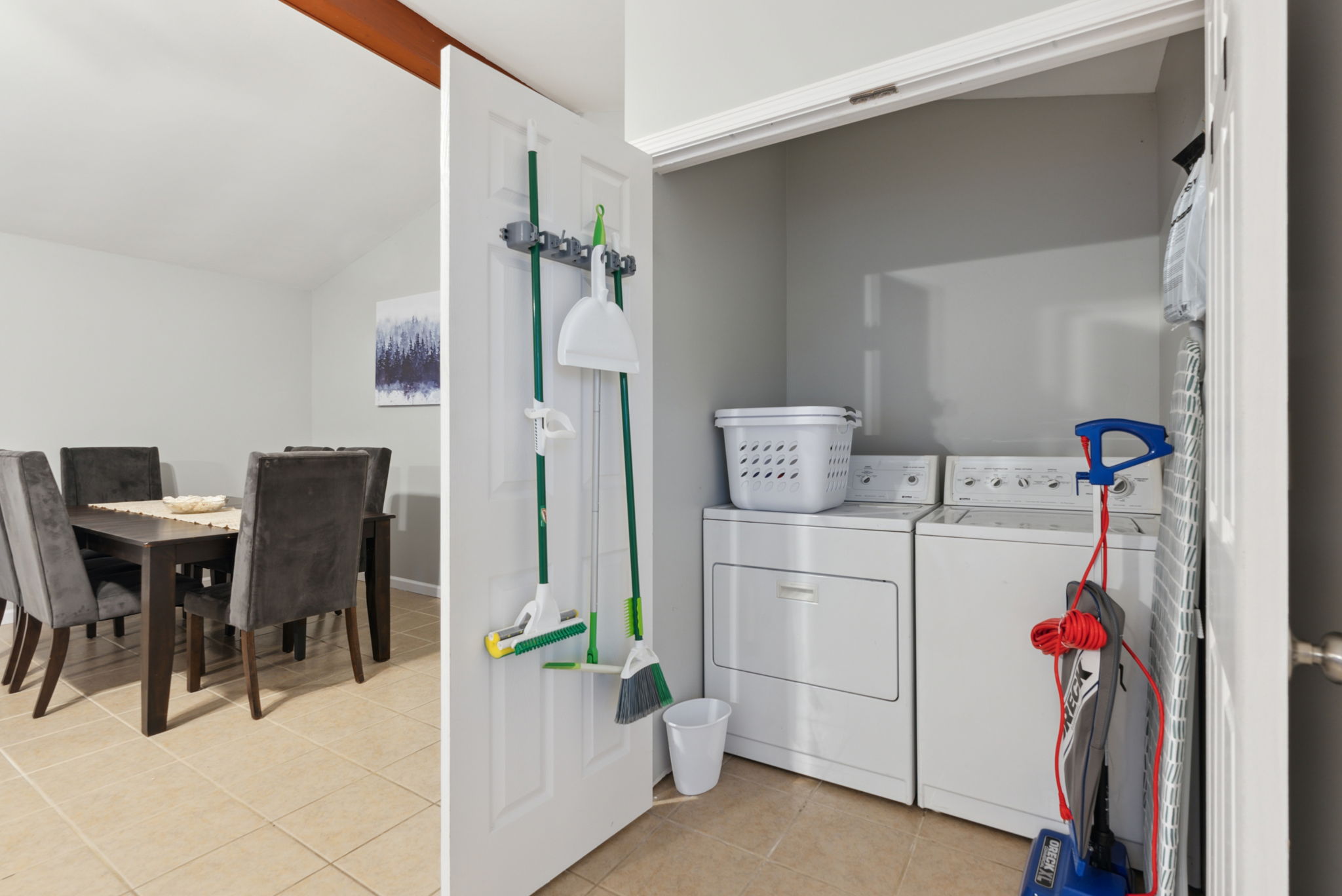 3 Bedrooms Bedrooms, ,2 BathroomsBathrooms,Woodford Rentals,For Rent,1292
