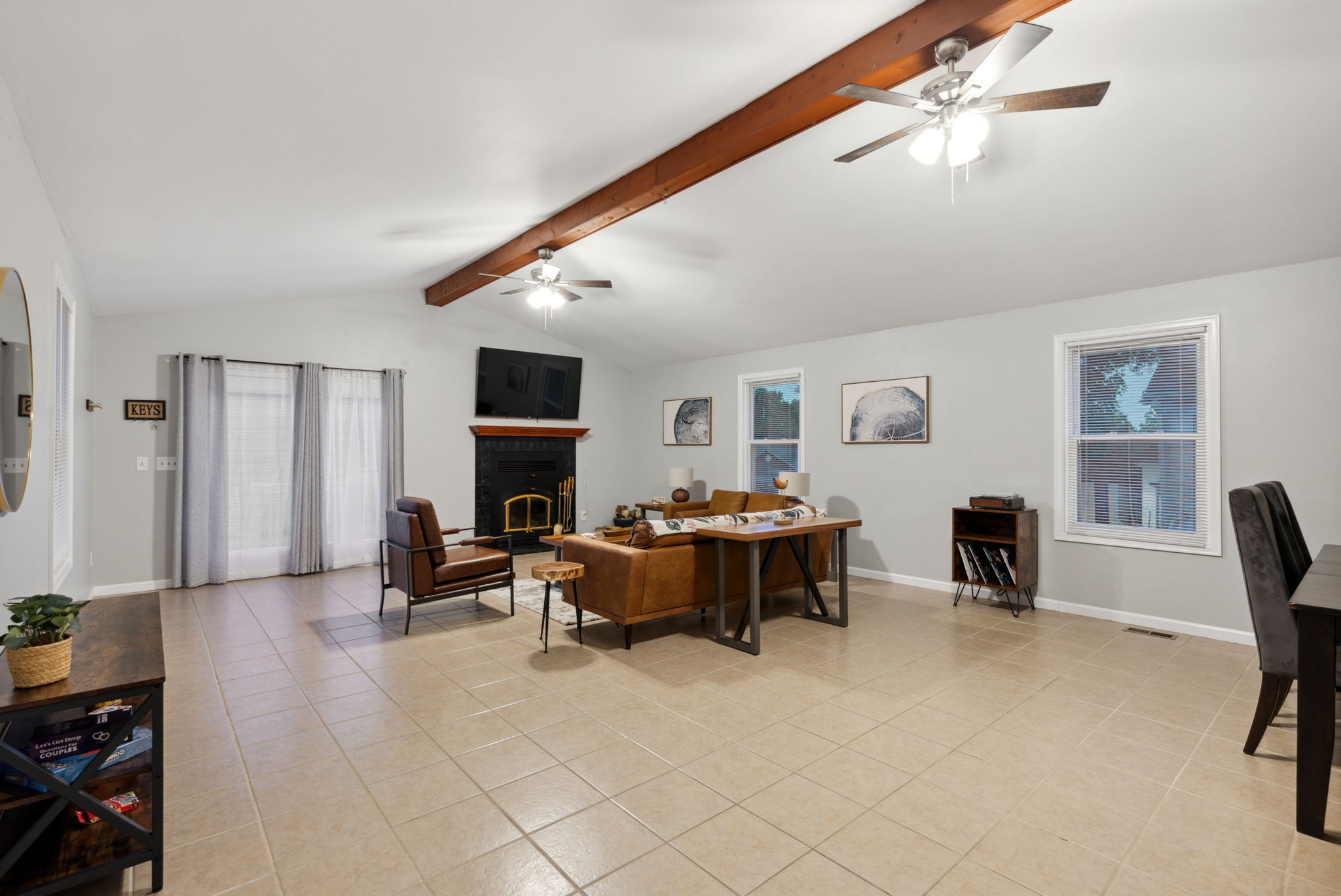 3 Bedrooms Bedrooms, ,2 BathroomsBathrooms,Woodford Rentals,For Rent,1292