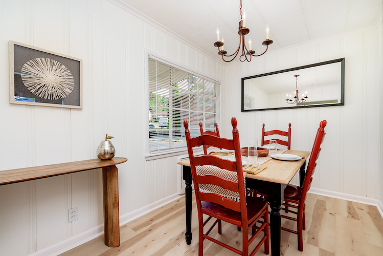 3 Bedrooms Bedrooms, ,1.5 BathroomsBathrooms,Woodford Rentals,For Rent,1299