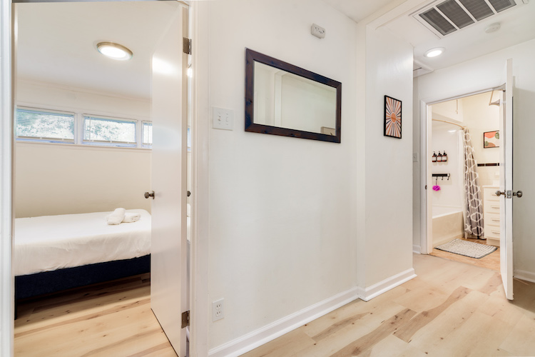 3 Bedrooms Bedrooms, ,1.5 BathroomsBathrooms,Woodford Rentals,For Rent,1299