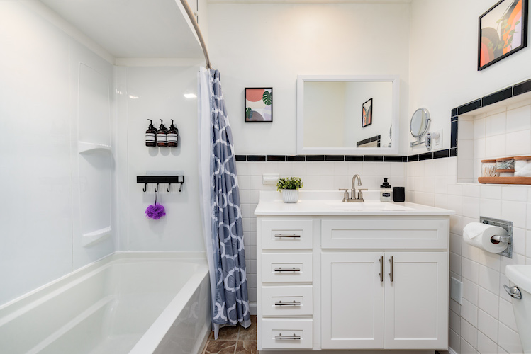 3 Bedrooms Bedrooms, ,1.5 BathroomsBathrooms,Woodford Rentals,For Rent,1299