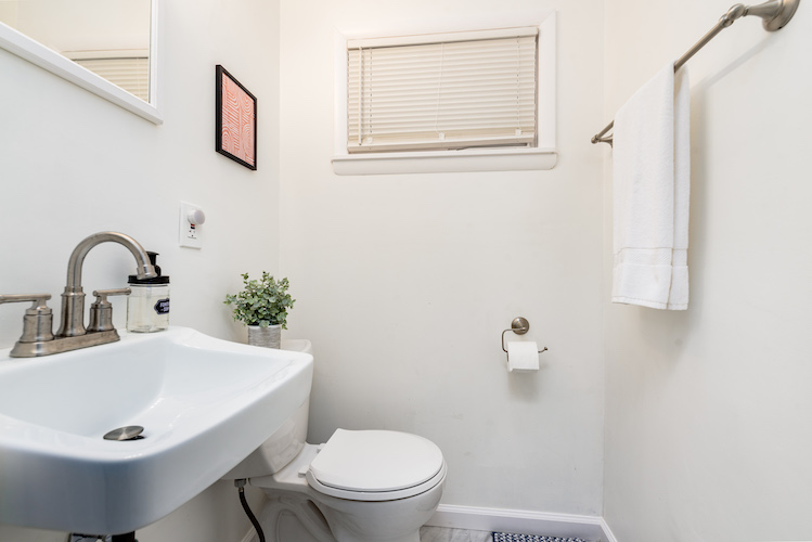 3 Bedrooms Bedrooms, ,1.5 BathroomsBathrooms,Woodford Rentals,For Rent,1299