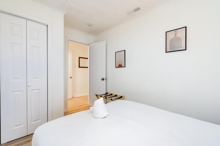 3 Bedrooms Bedrooms, ,1.5 BathroomsBathrooms,Woodford Rentals,For Rent,1299
