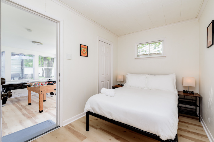 3 Bedrooms Bedrooms, ,1.5 BathroomsBathrooms,Woodford Rentals,For Rent,1299