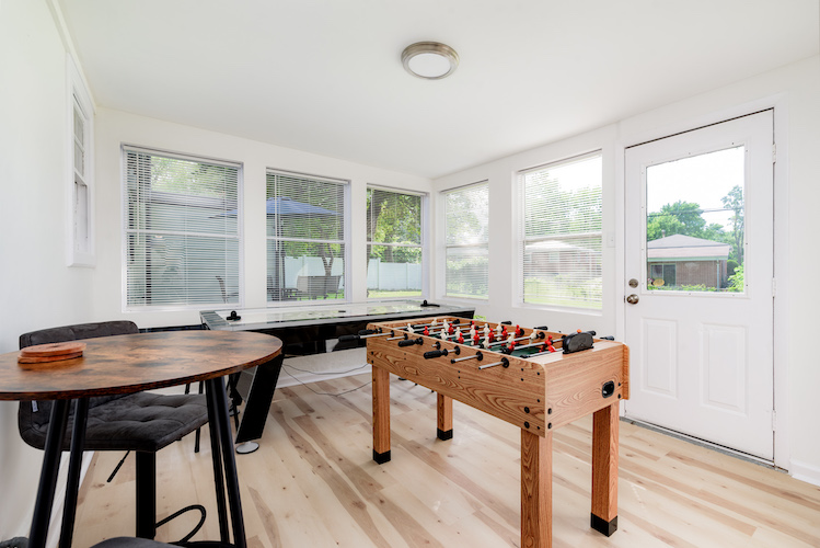 3 Bedrooms Bedrooms, ,1.5 BathroomsBathrooms,Woodford Rentals,For Rent,1299