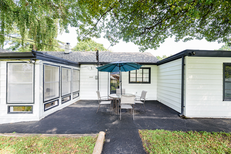 3 Bedrooms Bedrooms, ,1.5 BathroomsBathrooms,Woodford Rentals,For Rent,1299
