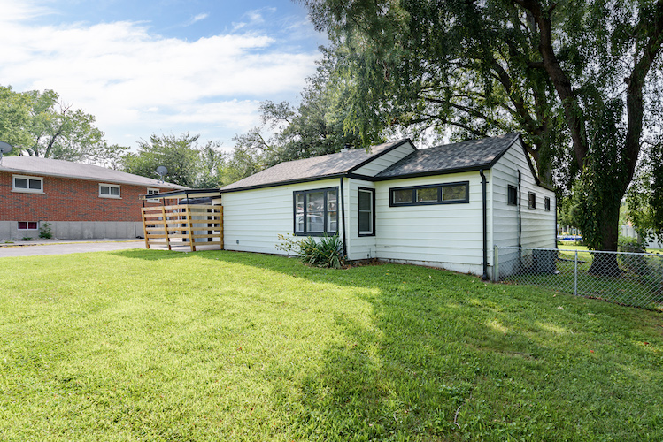3 Bedrooms Bedrooms, ,1.5 BathroomsBathrooms,Woodford Rentals,For Rent,1299