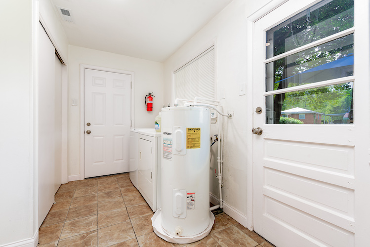 3 Bedrooms Bedrooms, ,1.5 BathroomsBathrooms,Woodford Rentals,For Rent,1299
