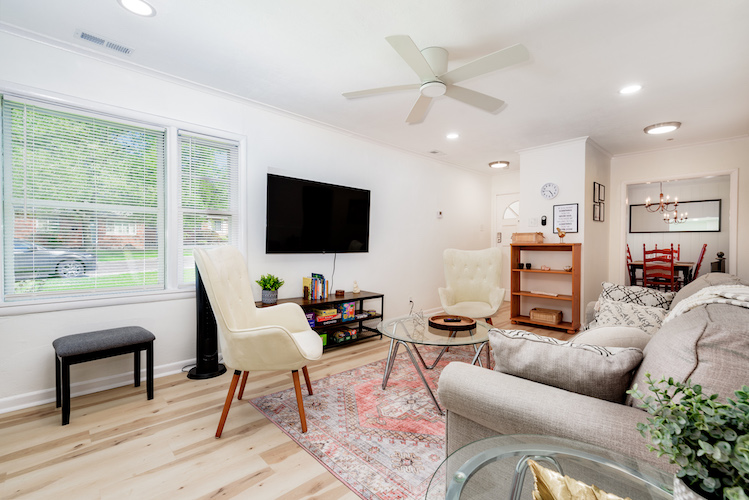 3 Bedrooms Bedrooms, ,1.5 BathroomsBathrooms,Woodford Rentals,For Rent,1299