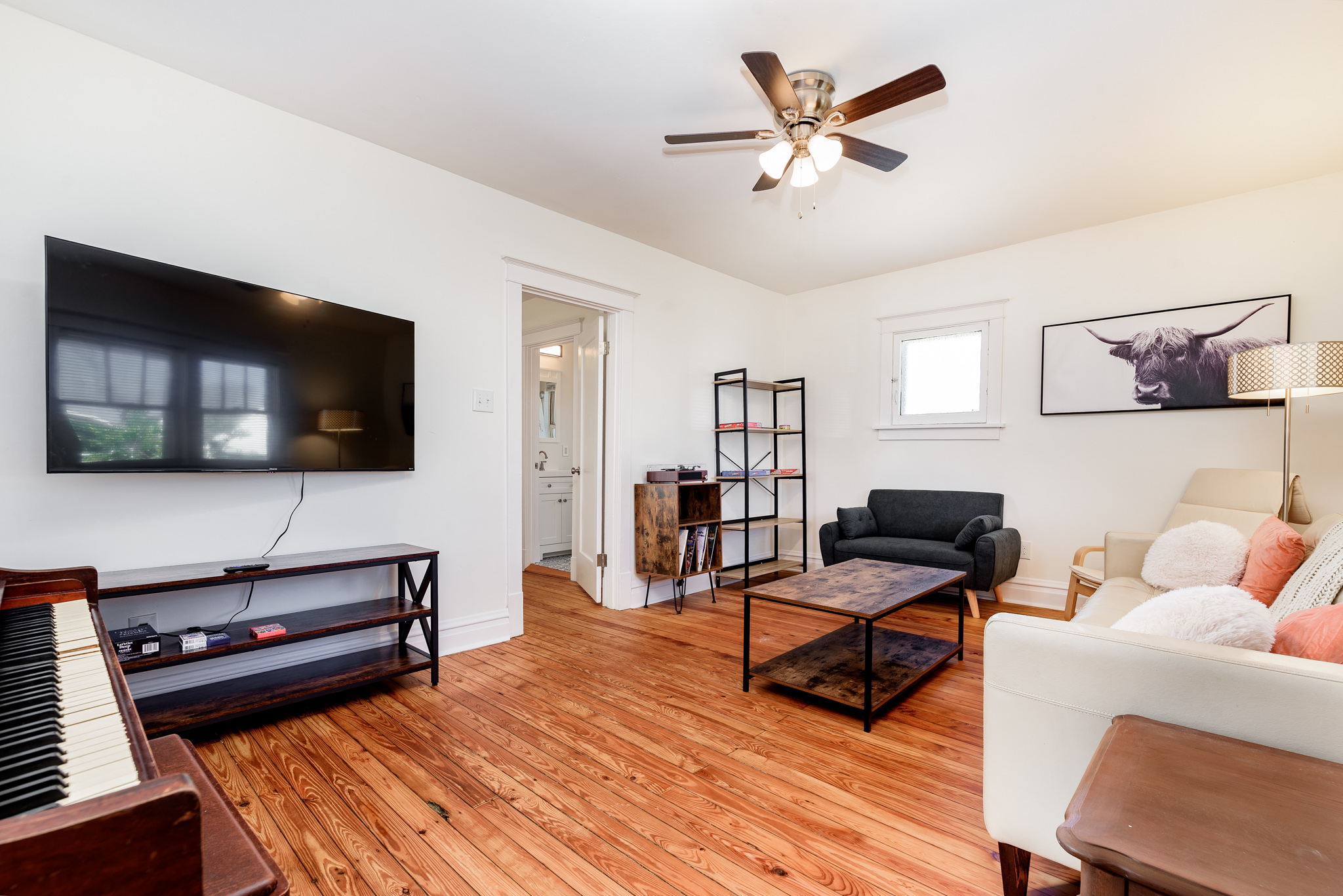 3 Bedrooms Bedrooms, ,2 BathroomsBathrooms,Woodford Rentals,For Rent,1300