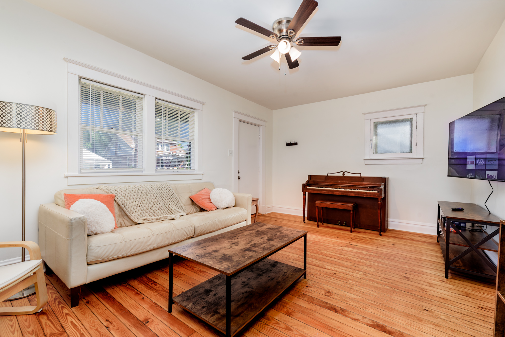3 Bedrooms Bedrooms, ,2 BathroomsBathrooms,Woodford Rentals,For Rent,1300
