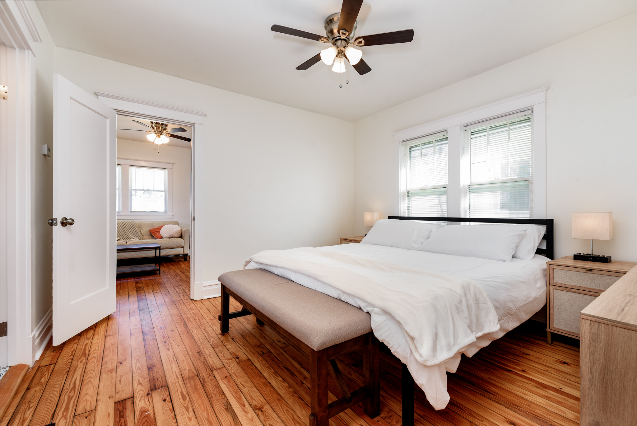 3 Bedrooms Bedrooms, ,2 BathroomsBathrooms,Woodford Rentals,For Rent,1300