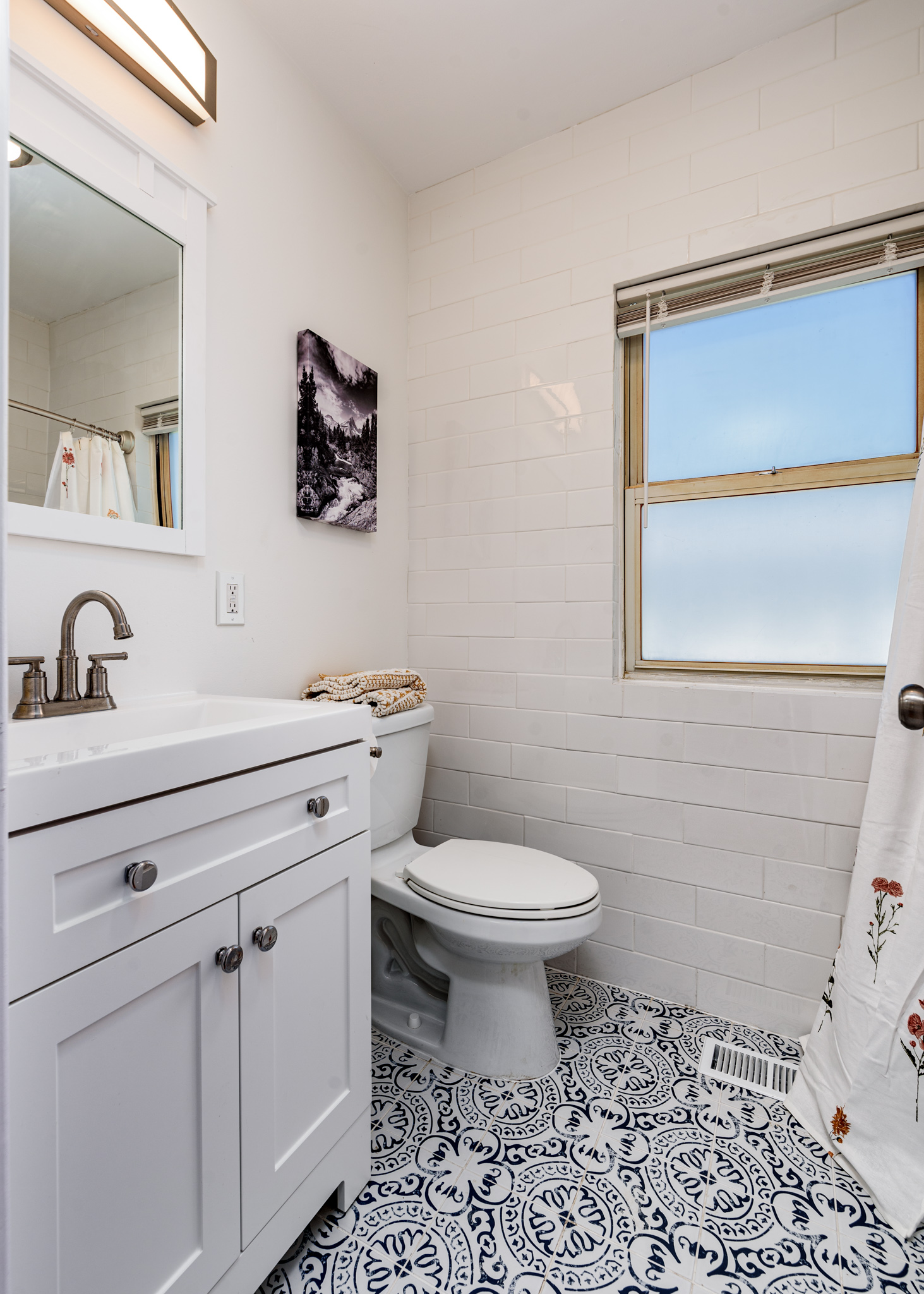 3 Bedrooms Bedrooms, ,2 BathroomsBathrooms,Woodford Rentals,For Rent,1300