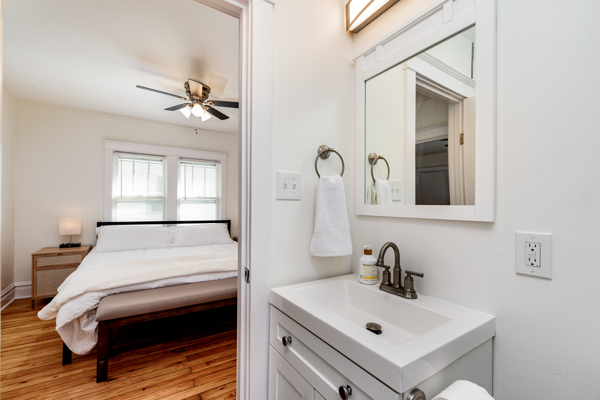 3 Bedrooms Bedrooms, ,2 BathroomsBathrooms,Woodford Rentals,For Rent,1300