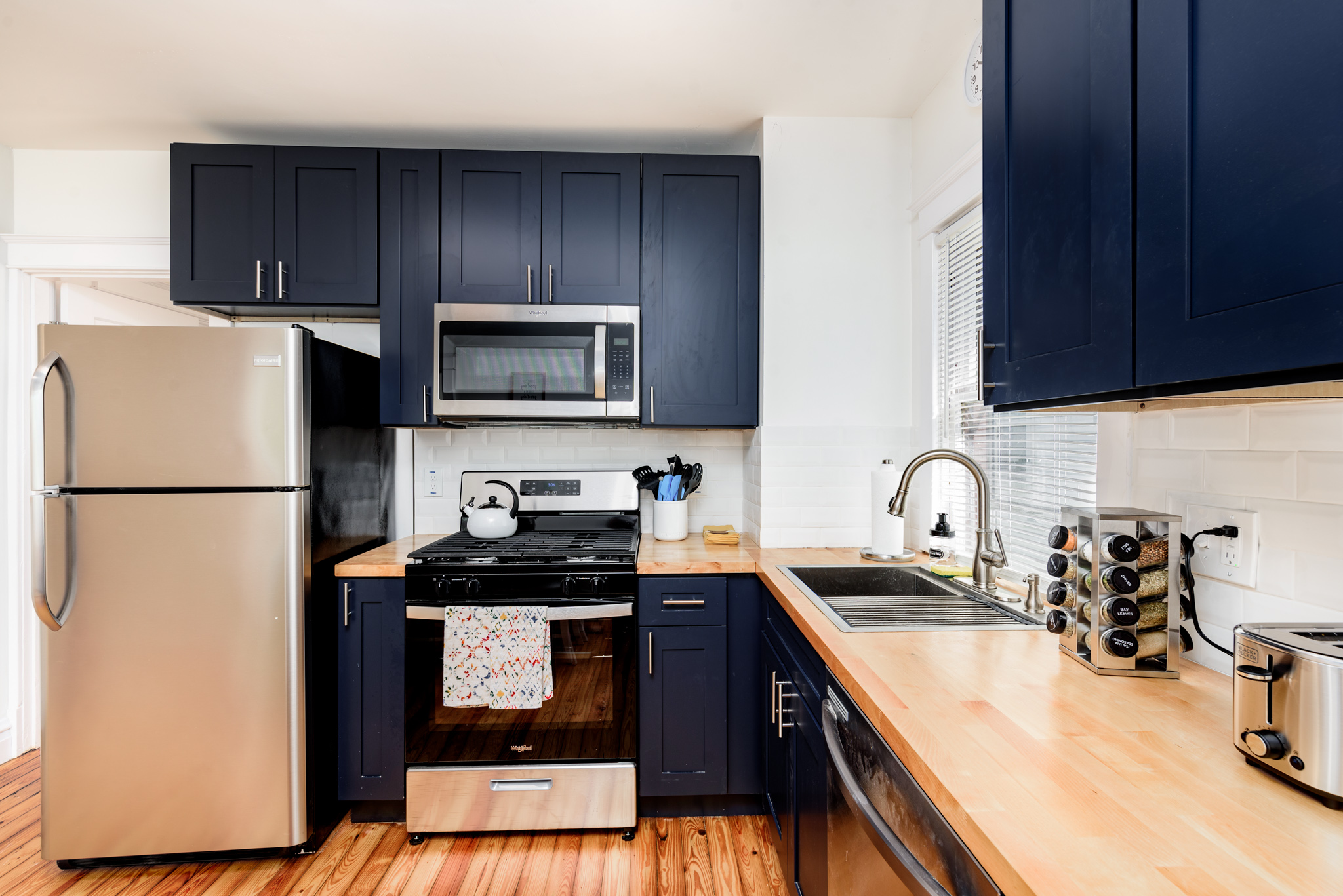 3 Bedrooms Bedrooms, ,2 BathroomsBathrooms,Woodford Rentals,For Rent,1300