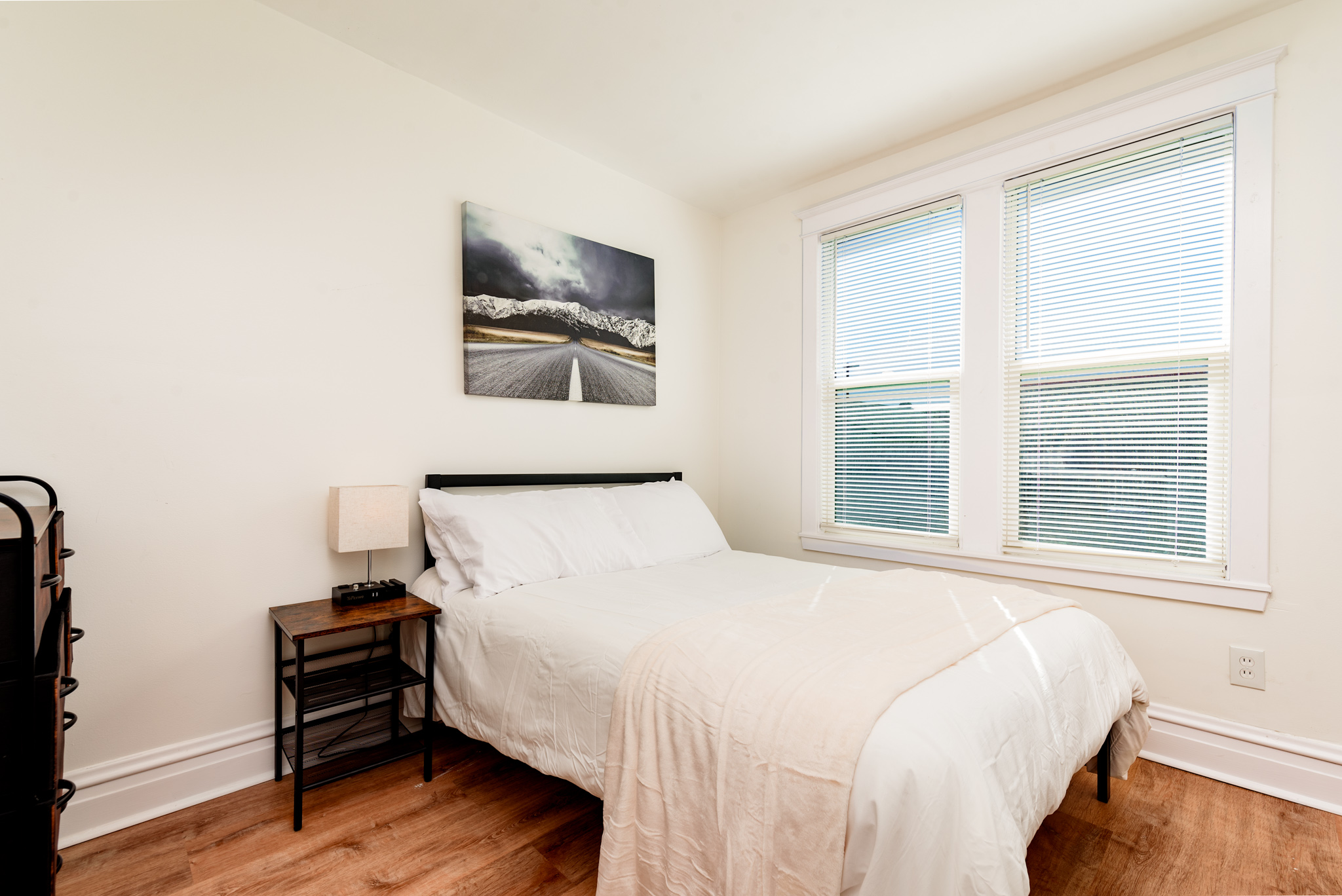 3 Bedrooms Bedrooms, ,2 BathroomsBathrooms,Woodford Rentals,For Rent,1300
