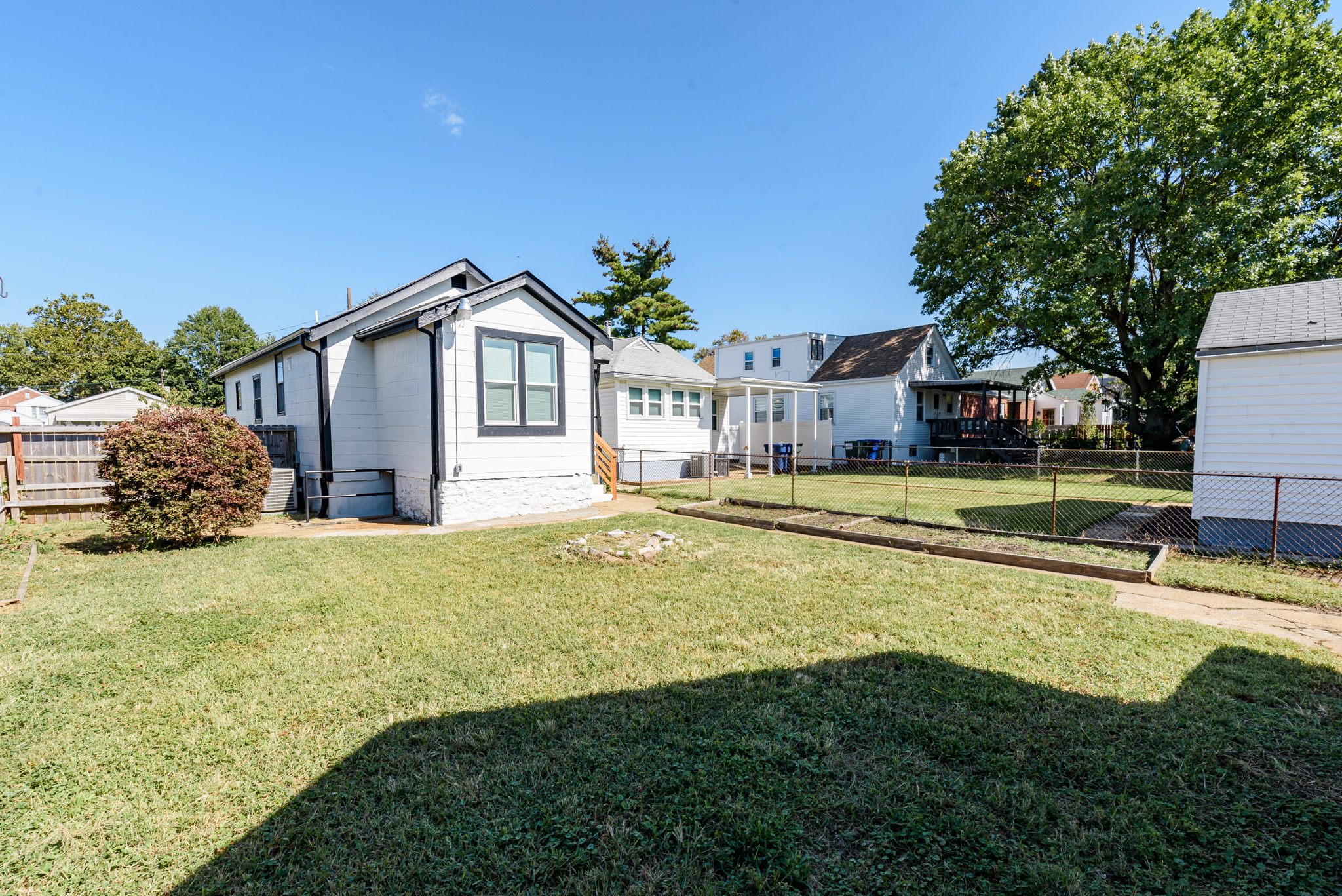 3 Bedrooms Bedrooms, ,2 BathroomsBathrooms,Woodford Rentals,For Rent,1300