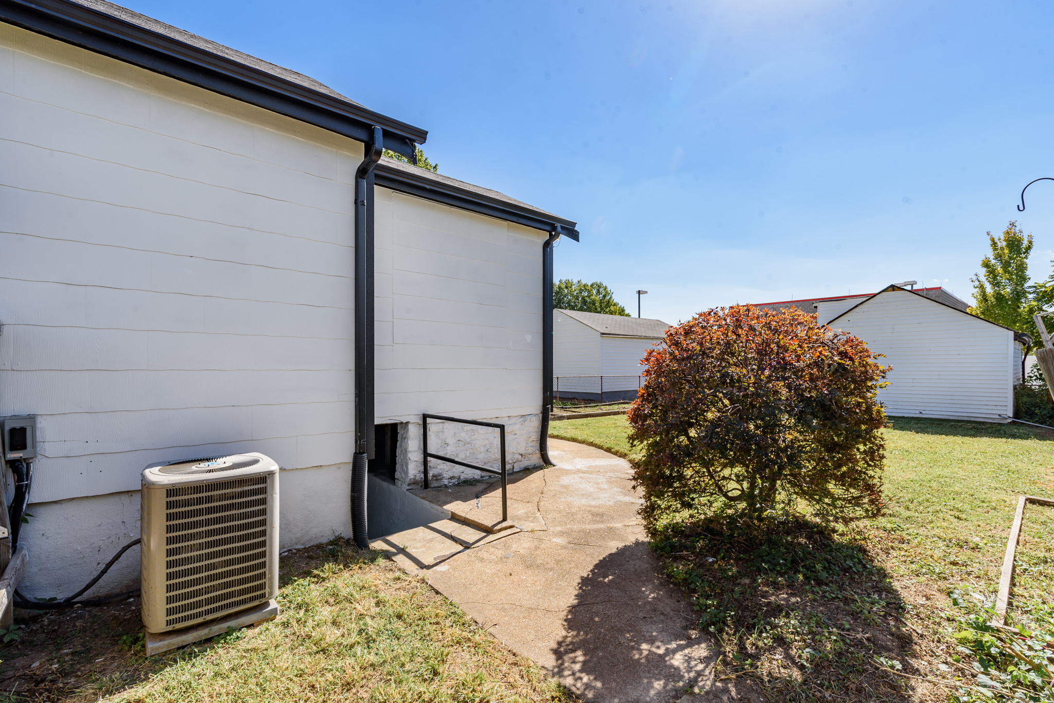 3 Bedrooms Bedrooms, ,2 BathroomsBathrooms,Woodford Rentals,For Rent,1300